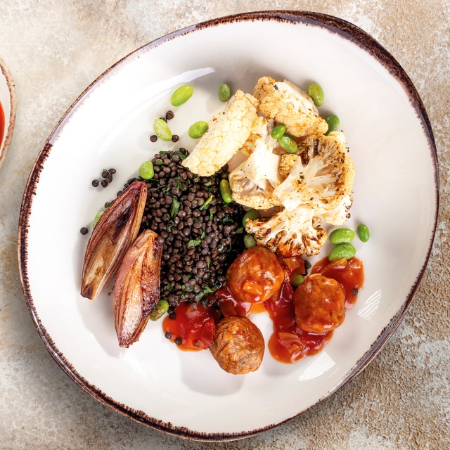 Pieczony kalafior / klopsiki wegańskie / soczewica Pieczony kalafior / klopsiki wegańskie / soczewica